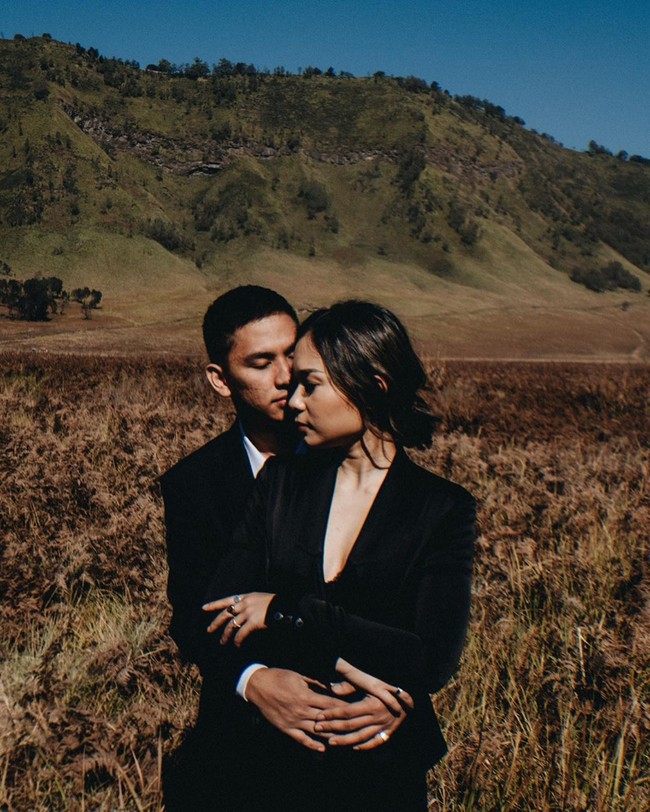Pasangan itu dipotret dengan beberapa tema. Selain mengenakan gaun putih, berikut fotonya saat memakai setelan serba hitam yang tampak elegan dan kontras dengan latar belakang. Foto: Instagram @ayladimitri