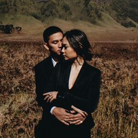 Pasangan itu dipotret dengan beberapa tema. Selain mengenakan gaun putih, berikut fotonya saat memakai setelan serba hitam yang tampak elegan dan kontras dengan latar belakang. Foto: Instagram @ayladimitri