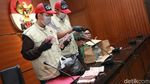 KPK Tunjukkan Uang Hasil OTT Bupati Lampung Utara