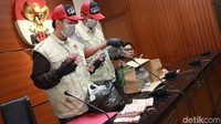 Wakil Ketua KPK Basaria Pandjaitan menjelaskan total duit suap itu berasal dari proyek di Dinas Perdagangan dan Dinas PUPR. Jumlah duit yang diduga diterima Agung dari proyek di dua dinas itu berbeda-beda.