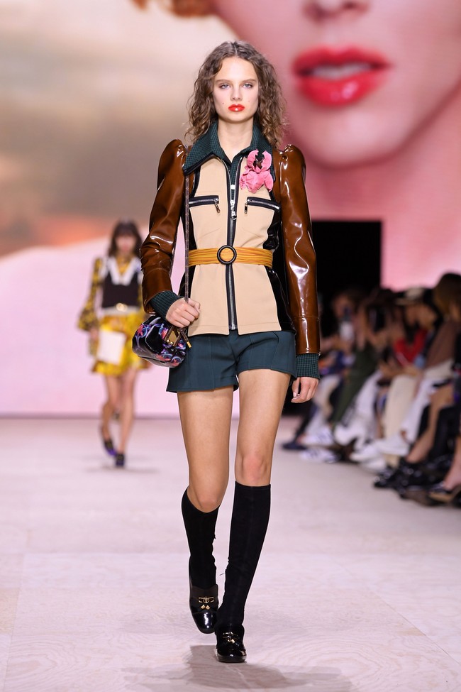 Fashion show Louis Vuitton di Paris Fashion Week, Selasa (1/10/2019) mempersembahkan koleksi busana yang terinspirasi abad ke-18 untuk musim semi 2020. (Photo by Pascal Le Segretain/Getty Images