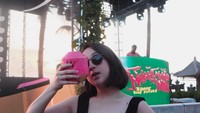Jalan-jalan di Bali, Agatha cicip es kelapa segar yang masih disajikan di batok. Tampilannya Instagramable banget ya dengan warna pink! Foto: Istimewa