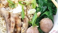Tambah pangsit dan bakso, mie ayam plus ceker bumbu bawang tanpa kecap ini tetap menggoda. Foto : Instagram @nw.harrison