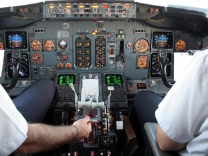 Seram! Pilot ke WC-Kopilot Pingsan Saat Penerbangan