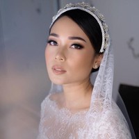 Ayla dan Rama menikah di Four Seasons Jakarta. Ayla tampak cantik dengan riasan flawless makeup artist Bubah Alvian. Ia pun terlihat anggun dengan headpiece Rinaldy A. Yunardi. Foto: Instagram @woko_s