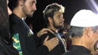 Ammar Zoni terlihat tegar saat berada di kuburan sang buah hati. Foto: Desi P dan Pingkan A. 
