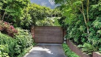 Menurut catatan properti, garasi terpisah dan dinding penahan ditambahkan pada tahun 1999. Istimewa/Dok. www.Dailymail.co.uk.