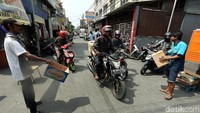 Sebagian warga korban kebakaran turun ke jalan untuk meminta sumbangan kepada pengendara.