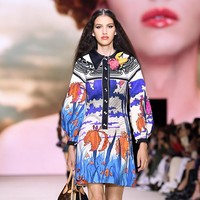 Fashion show Louis Vuitton di Paris Fashion Week, Selasa (1/10/2019) mempersembahkan koleksi busana yang terinspirasi abad ke-18 untuk musim semi 2020. (Photo by Pascal Le Segretain/Getty Images.