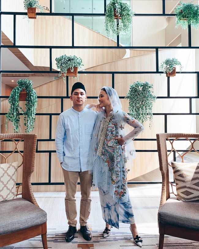 Setelah lamaran, keduanya mengadakan acara pengajian sebelum pernikahan. Sebagai seorang fashion influencer, penampilan Ayla tentu juga spesial. Dari foto yang diunggah di Instagram, ia tampak mengenakan kebaya ramai sulaman rancangan desainer Surya Abduh. Kebaya tersebut dipadukan dengan kain tie-dye bernuansa serasi sehingga tampak unik. Foto: Instagram @ayladimitri