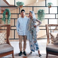 Setelah lamaran, keduanya mengadakan acara pengajian sebelum pernikahan. Sebagai seorang fashion influencer, penampilan Ayla tentu juga spesial. Dari foto yang diunggah di Instagram, ia tampak mengenakan kebaya ramai sulaman rancangan desainer Surya Abduh. Kebaya tersebut dipadukan dengan kain tie-dye bernuansa serasi sehingga tampak unik. Foto: Instagram @ayladimitri