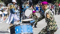 Para prajurit TNI AL unjuk kebolehan dengan menampilkan Genderang Suling Gita Jala Taruna dan kesenian Reog Ponorogo untuk memperkenalkan Akademi Angkatan Laut (AAL) dan KRI Bima Suci kepada masyarakat di Yangon, Myanmar.