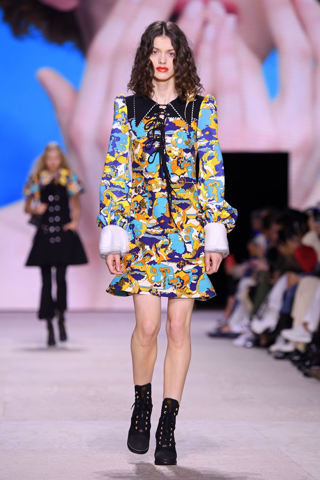 Fashion show Louis Vuitton di Paris Fashion Week, Selasa (1/10/2019) mempersembahkan koleksi busana yang terinspirasi abad ke-18 untuk musim semi 2020. (Photo by Pascal Le Segretain/Getty Images.
