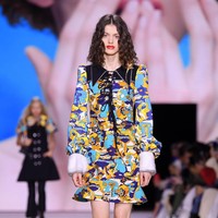 Fashion show Louis Vuitton di Paris Fashion Week, Selasa (1/10/2019) mempersembahkan koleksi busana yang terinspirasi abad ke-18 untuk musim semi 2020. (Photo by Pascal Le Segretain/Getty Images.