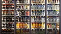 Minuman Soda - Semua minuman ringan dan minuman bersoda adalah salah satu pantangan besar yang harus Anda hindari saat malam hari. Karena minuman ini mengandung banyak soda dan gula berlebih yang tinggi kalori. Foto: iStock
