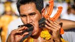 Foto: Festival Vegetarian dan Tusuk Pedang di Pipi