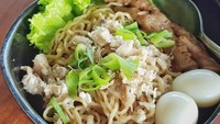 Cwie mie, mie ayam gaya Malang ini ditambah telur dan ceker ayam. Siapa mau? Foto : Instagram @hitskulinerjakarta