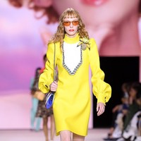 Fashion show Louis Vuitton di Paris Fashion Week, Selasa (1/10/2019) mempersembahkan koleksi busana yang terinspirasi abad ke-18 untuk musim semi 2020. (Photo by Pascal Le Segretain/Getty Images.