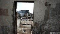 Kebakaran hanya menyisakan bangunan tembok. Sementara atap rumah ludes terbakar.