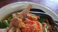 Mie ceker menggiurkan ini dari Bogor. Ceker, bakso plus sambal dijamin bikin mie makin enak. Foto : Instagram @jalan2dibogor