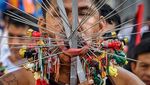 Foto: Festival Vegetarian dan Tusuk Pedang di Pipi