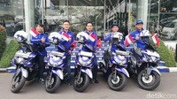 Touring sepeda motor menempuh jarak jauh tidak hanya sebatas antar wilayah di satu negara saja. Menggeber kendaraan roda dua menembus batas antarnegara pun dilakukan untuk merayakan momen istimewa.