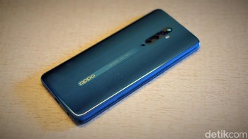 Bagian belakangnya bermaterial kaca yang terlindungi Gorilla Glass 5. Foto: Adi Fida Rahman/detikINET