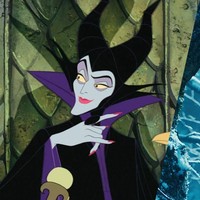 Maleficent digambarkan memiliki tanduk hitam panjang melengkung. Maka pajangan berbentuk tanduk rusa bisa menghadirkan suasana a la Maleficent.  Foto: Istimewa