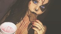 Saat Halloween tahun lalu, ia juga ikut memeriahkannya dengan make up seram. Namun, tetapi terlihat cantik dengan pose memakan biskuit dan segelas minuman. Foto: Instagram @yungsweetro