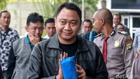 KPK mengamankan Agung dalam OTT pada Minggu (6/10) kemarin. Selain Agung, KPK juga mengamankan 7 orang terdiri dari unsur pejabat setingkat kepala seksi hingga swasta.