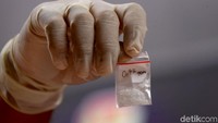 Dari penangkapan tersebut polisi mengamankan sejumlah barang bukti berupa sabu 0,73 gram beserta alat isapnya.