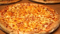 Pizza - Sudah tidak diragukan lagi jika pizza mengandung banyak karbohidrat, garam, natrium, gula, keju, dan daging olahan. Jika ingin tetap menyantap pizza di malam hari, mungkin veggie pizza bisa jadi pilihan. Foto: iStock