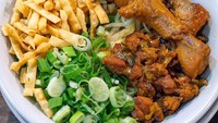 Komplet banget! Mie ayam diberi topping sawi, daun bawang, ayam, cheese stick  plus ceker bumbu kecap. Mantul! Foto : Instagram @movupgyo