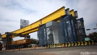 Pembangunan flyover tersebut untuk mengurai kepadatan arus lalu lintas di kawasan tersebut.
