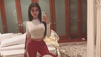 Rojean pun sempat mengunggah foto di mana menunjukkan jaket biru milik Travis di kamarnya. Dok. Instagram/yungsweetro