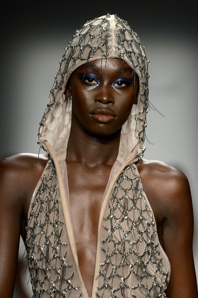 Riasan wajah yang dibuat oleh makeup artist Sir John untuk tampilan dari merek Laquan Smith di New York Fashion Week 2020 berbeda dari standar kecantikan pada umumnya. Jika biasanya para wanita sibuk untuk menutupi kantung matanya, John justru memberikan warna putih pada bagian bawah mata yang membuat kantung mata jadi semakin terlihat. Foto: Getty Images