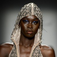 Riasan wajah yang dibuat oleh makeup artist Sir John untuk tampilan dari merek Laquan Smith di New York Fashion Week 2020 berbeda dari standar kecantikan pada umumnya. Jika biasanya para wanita sibuk untuk menutupi kantung matanya, John justru memberikan warna putih pada bagian bawah mata yang membuat kantung mata jadi semakin terlihat. Foto: Getty Images