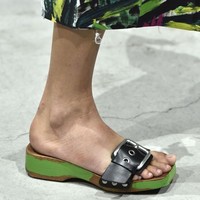 Sendal model bakiak yang stylish dengan buckle sebagai statement yang maskulin menjadi tawaran Marni. (Foto: Getty Images)