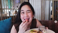 Nikmati Sunday Brunch di Bali, Agatha memilih donat hingga strawberry. Foto: Istimewa