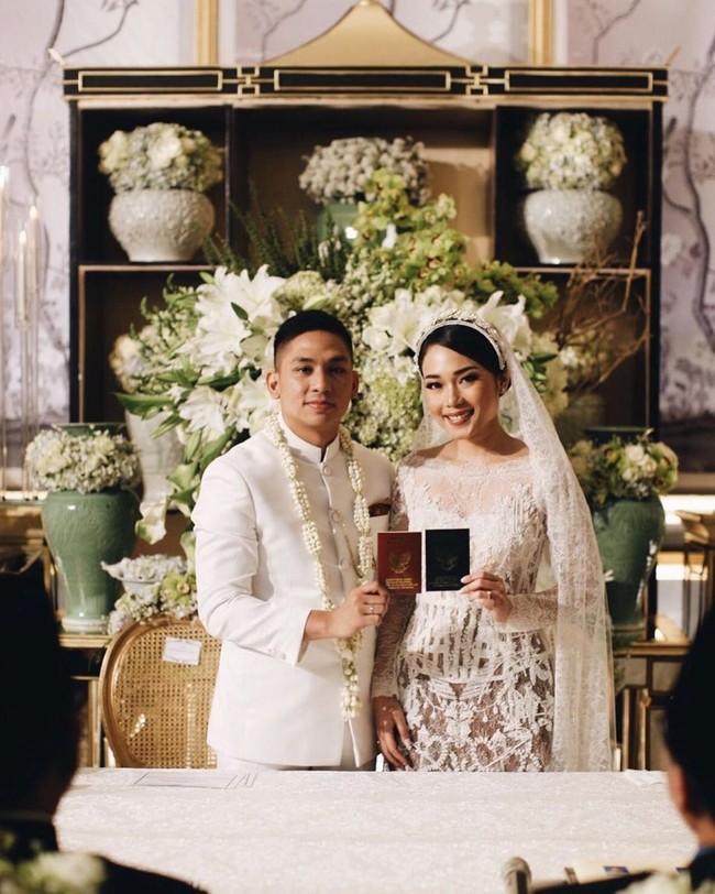 Ayla Dimitri baru saja dipersunting Rama Devara Sofyar. Ia pun membagikan momen bahagia tersebut kepada para pengikut di Instagram. Dalam foto terbaru Ayla, wanita 33 tahun itu tampak cantik dengan kebaya keluaran Sapto Djojoartiko. Foto: Instagram @ayladimitri