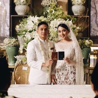 Ayla Dimitri baru saja dipersunting Rama Devara Sofyar. Ia pun membagikan momen bahagia tersebut kepada para pengikut di Instagram. Dalam foto terbaru Ayla, wanita 33 tahun itu tampak cantik dengan kebaya keluaran Sapto Djojoartiko. Foto: Instagram @ayladimitri