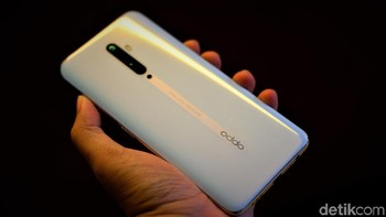 Oppo turut menghadirkan varian putih yang diberi julukan Sky White. Foto: Adi Fida Rahman/detikINET