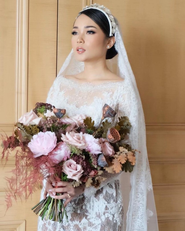 Buat aku, gak ada istilah telat nikah atau ketuaan nikah. Aku merasa menikah di umur 33 adalah saat yang tepat buat aku, dimana secara mental aku sudah siap. Secara finansial insha Allah siap. Secara fisik juga insha Allah siap. Perjalanan hidup aku selama ini membantu kesiapan aku untuk di fase ini, tulisnya. Foto: Instagram @woko_s