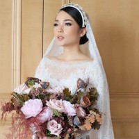 Buat aku, gak ada istilah telat nikah atau ketuaan nikah. Aku merasa menikah di umur 33 adalah saat yang tepat buat aku, dimana secara mental aku sudah siap. Secara finansial insha Allah siap. Secara fisik juga insha Allah siap. Perjalanan hidup aku selama ini membantu kesiapan aku untuk di fase ini, tulisnya. Foto: Instagram @woko_s