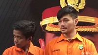 Mata Daffa tampak sembap dan menurut keterangan polisi ia menangis terus.