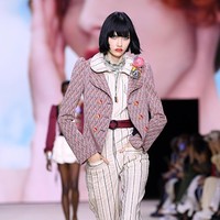 Fashion show Louis Vuitton di Paris Fashion Week, Selasa (1/10/2019) mempersembahkan koleksi busana yang terinspirasi abad ke-18 untuk musim semi 2020. (Photo by Pascal Le Segretain/Getty Images