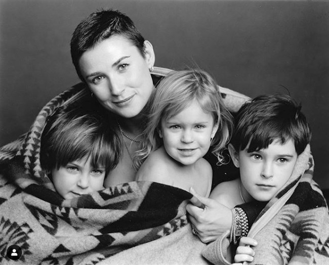 Demi Moore bersama tiga putrinya, Rumer, Tallulah dan Scout, saat masih kecil. (Foto: Dok. Instagram/demimoore)
