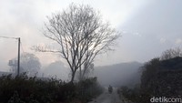 Warga Ketekan RT 08 RW 09, Plesungan, Karanganyar, Ambar, juga mengatakan wilayahnya juga terdampak asap pekat. Dia mengaku harus mengungsi ke rumah saudara. Dia menyebut ada balita yang harus dilarikan ke rumah sakit akibat asap tersebut. Sebab asap dari gunung sampah itu menyebabkan sesak napas hingga batuk.