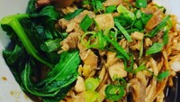 Mienya nyaris tak terlihat tertutup sawi, ayam dan ceker ayam. Foto : Instagram @sofisukiman