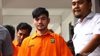 Daffa nampak hadir saat polisi menggelar rilis narkoba yang menjeratnya di Ditresnarkoba Polda Metro Jaya, Jakarta.